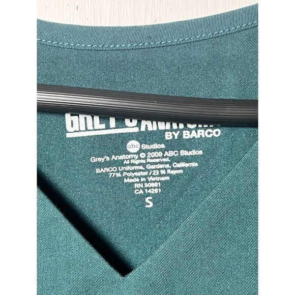 Lot 2 Grey's Anatomy Barco Printed V-Neck Scrub Top Size S Deep Forest Gardena - Picture 5 of 9